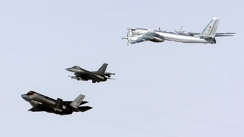 Otra de las imágenes nos muestran un F-16 y un F-35 de la USAF escoltando un “habitual” Tu-95 ruso. Foto: NORAD